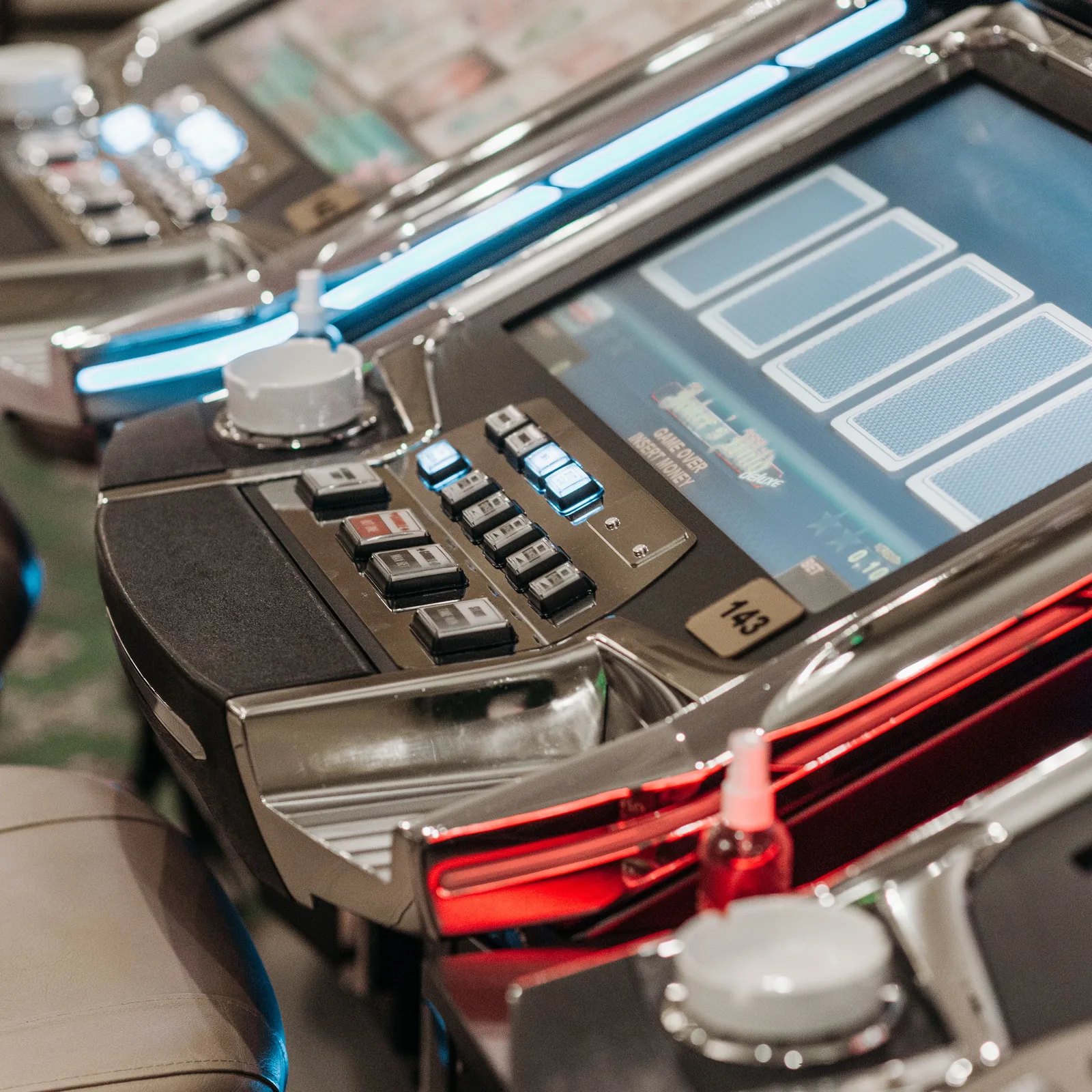 Electronic gaming terminal with cards displayed on a screen
